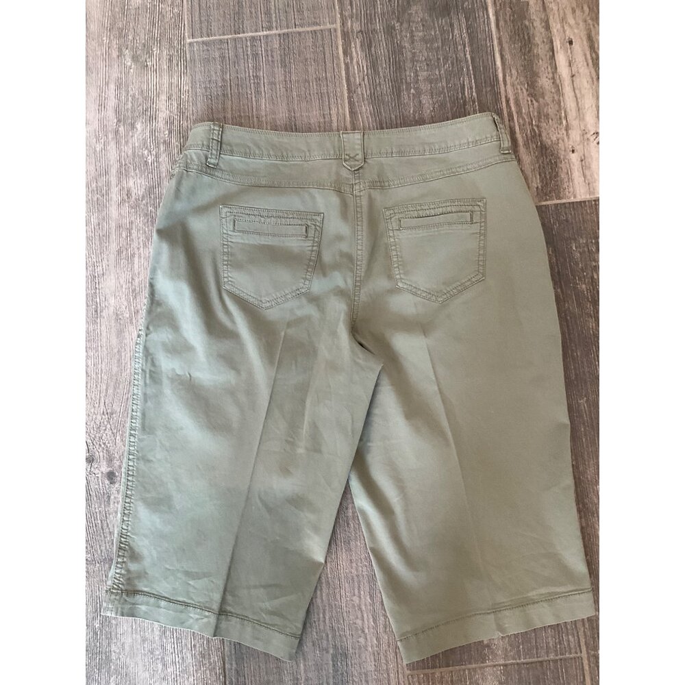 Chico's Bermuda Shorts 14" Inseam Olive Green Women's size 0 (4) - Picture 5 of 7